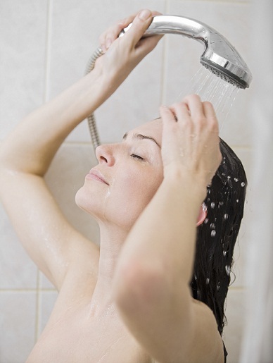 Showering Woman til silkeagtigt hår