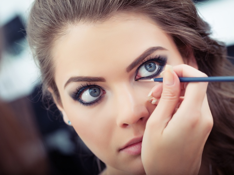 Sådan vælger du den rigtige farvede eyeliner til din øjenfarve