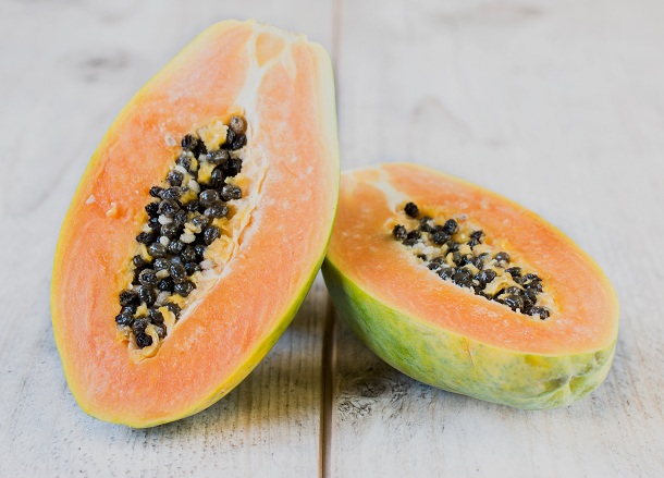 Papaya Scrub til at fjerne hår fra brystvorter