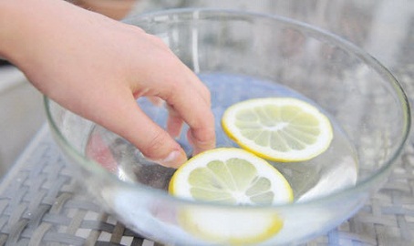 Hvad skal man bruge til at fjerne neglelak - blanding af citronsaft og eddike