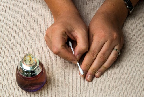 Hogyan lehet eltávolítani a körömlakkot - parfüm