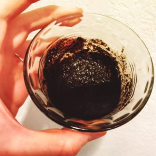 Kávépor fekete borssal és kókuszolajjal