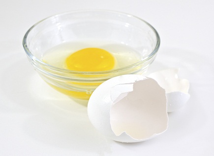 Mandulaolaj és tojásmaszkkal a hajra