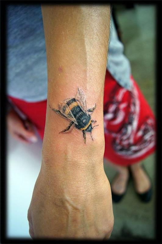 hummel -aiheinen tatuointi ranne