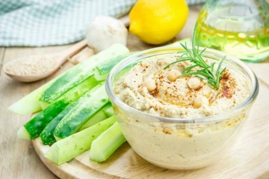 hummus kurkku tikkuja kylmä buffet ideoita