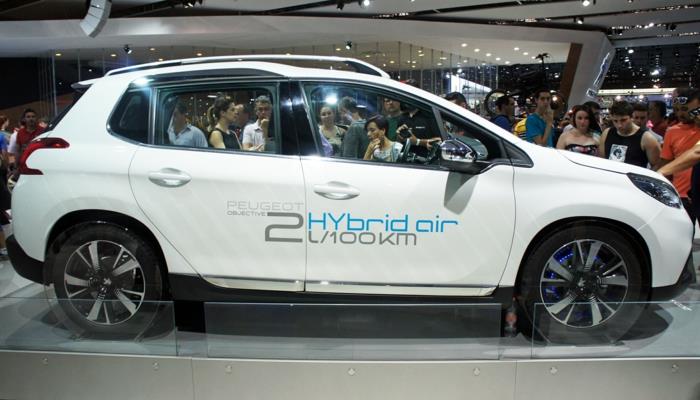 hybridiauto tuottaa energiaa säästävää Peugeot 2008 HYbrid -ilmaa
