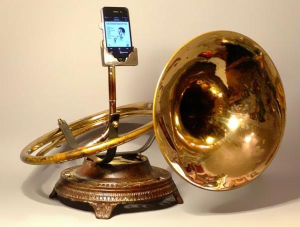 iPhone -vahvistin, joka on valmistettu kierrätetyistä analogisista instrumenteista