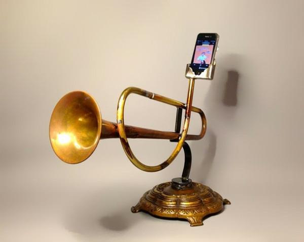 Trumpet -iPhone -vahvistin, joka on valmistettu kierrätetyistä instrumenteista