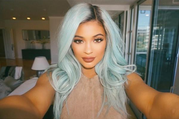 jäisen sininen hiusväri sininen hiukset kylie jenner