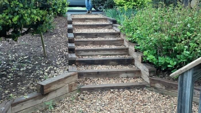 idea puutarhan portaita varten rakenna itsellesi soraa puupalkkeja etupiha