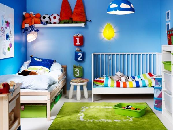 idea lastenhuoneen suunnittelu omenanvihreä matto sininen seinä