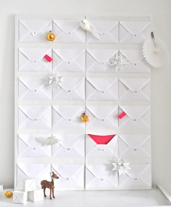 ideoita joulukalenteriin valkoiset kirjekuoret seinäkoriste