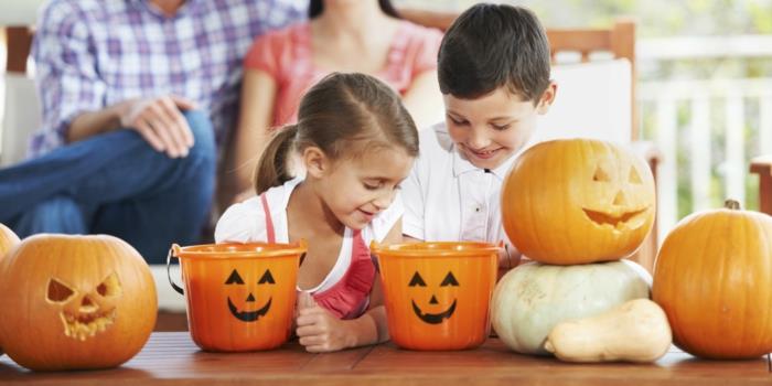 Halloween -juhlaideat lasten vanhemmat yhdessä