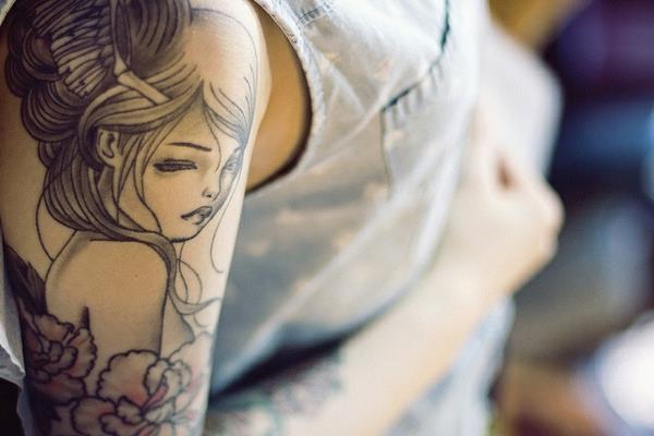 ideoita olkavarren tatuoinnin suunnittelu kaunis nainen olkapää