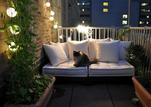ideoita kodikas parveke kissa romantiikka loistaa keiju valot valkoiset huonekalut