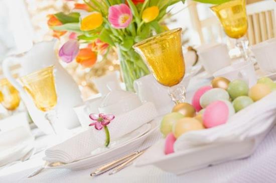 ideoita pääsiäiskoristeiden pöytäkoristeita värikkäitä pääsiäismunia ruokailuvälineet lasit kukat tulppaanit
