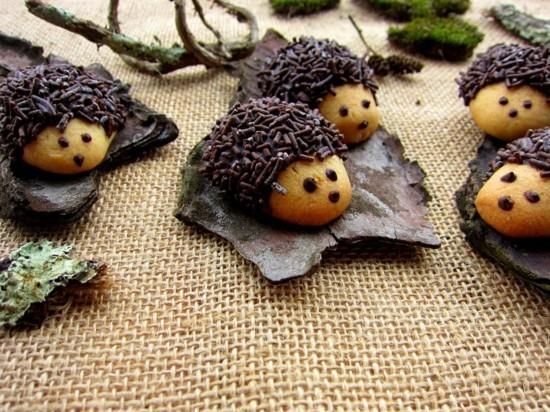 Hedgehog Tinker leipoo herkullisia keksejä