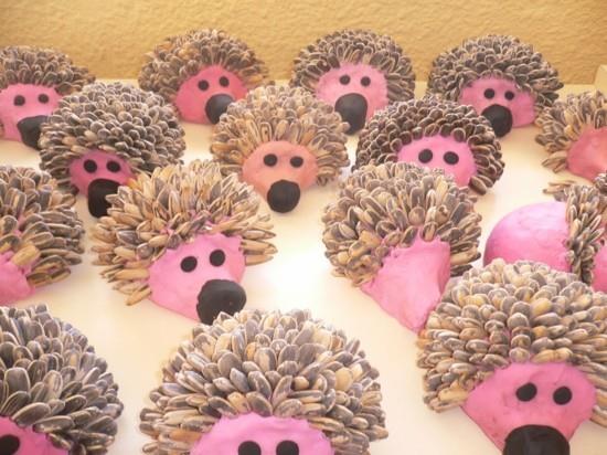 Hedgehog tinker plastiliinilla ja auringonkukansiemenillä