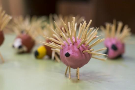 Hedgehog tinker plastiliinilla ja hammastikulla