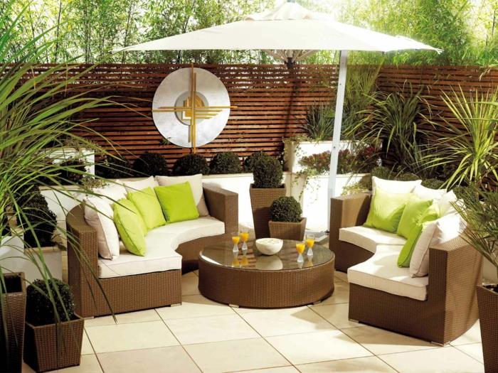 ikea puutarhakalusteet ulkosetti lounge rottinkityyny pyöreä sohvapöytä aurinkovarjo