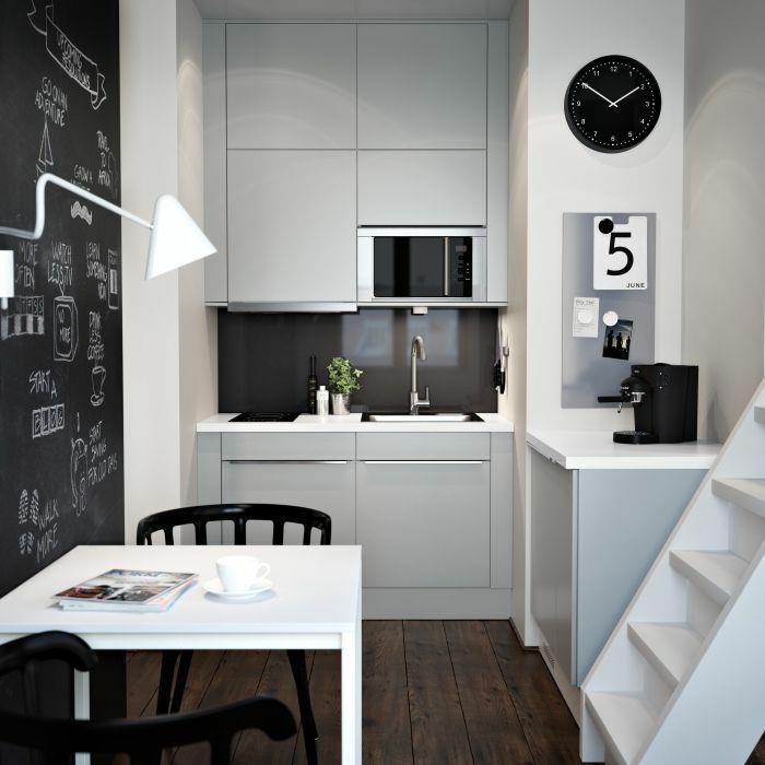 ikea keittiöt pieni keittiö pystytetty valkoiset keittiökaapit edestä ruokapöytä liitu maali seinä