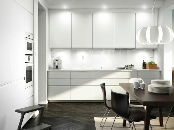 ikea keittiöt moderni keittiö valkoiset kaapit puiset pöytätuolit