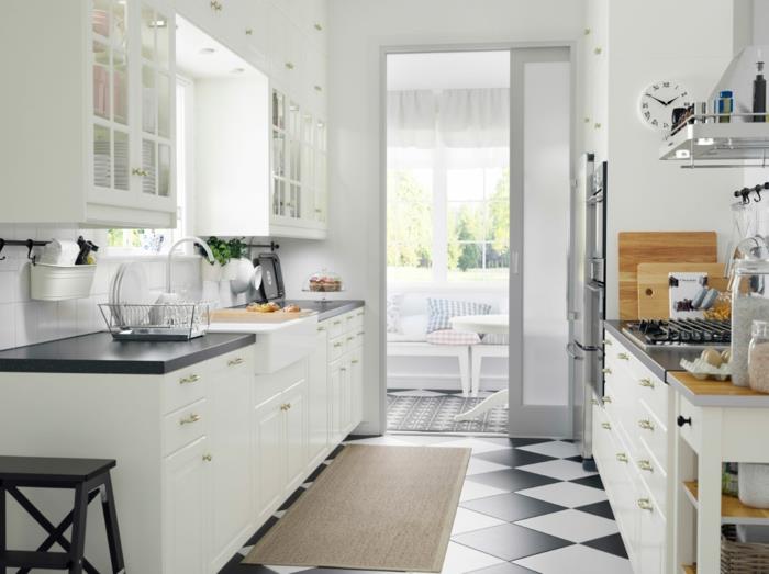 ikea keittiö perinteinen muotoilu uusi malli valkoiset kaapit etupinnat kiiltävä kultakahvat musta työpinta shakki matta lattialaatat