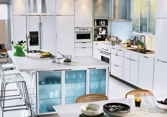 ikea-keittiön valkoiset etuosat keittiökaapit esittelevät sisäänrakennettuja keittiökoneita