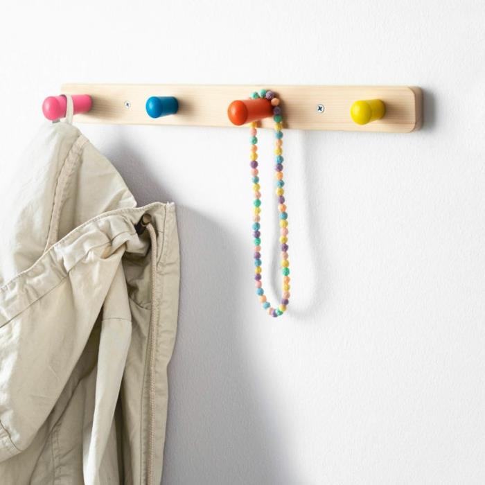 ikea lastenhuone puukalusteet vaalea puu vaatekaappi eteinen