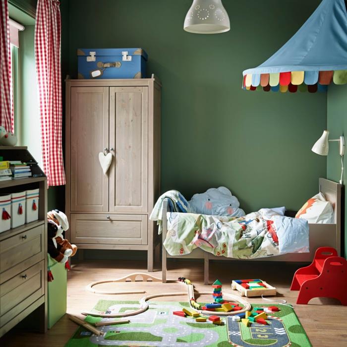 ikea lastenhuone puukalusteet vaatekaappi vihreät seinät sänky lastenhuoneen matto