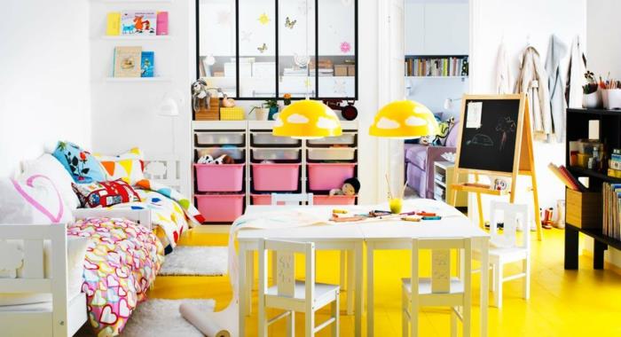 ikea lastenhuone puukalusteet pöytätuolit liitutaulu lelujen säilytys