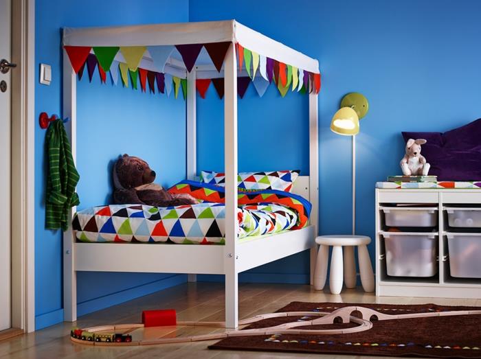 ikea lastenhuone puukalusteet valkoiset kerrossängyt vuodevaatteet geometrinen kuvio