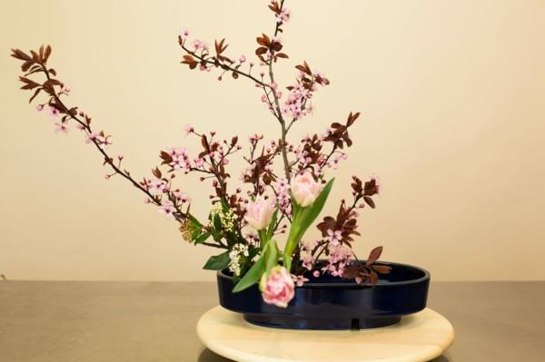 ikebana kevään kukat kirsikankukkia tulppaanit