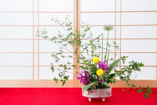 ikebana japanilainen kukka -asetelma värikkäitä kukkia