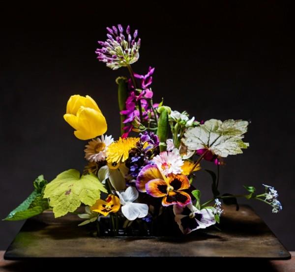 ikebana japanilainen kukka -asetelma kevään kukat