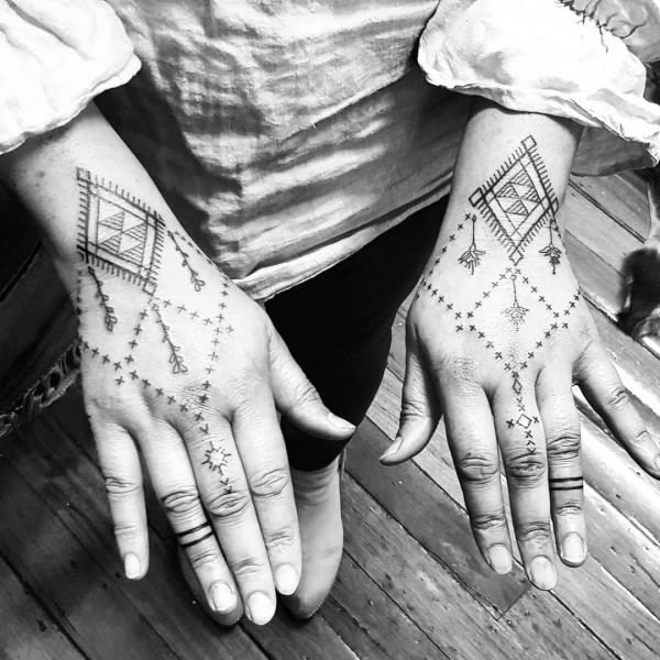intialaiset tatuointi kädet koruja ideoita