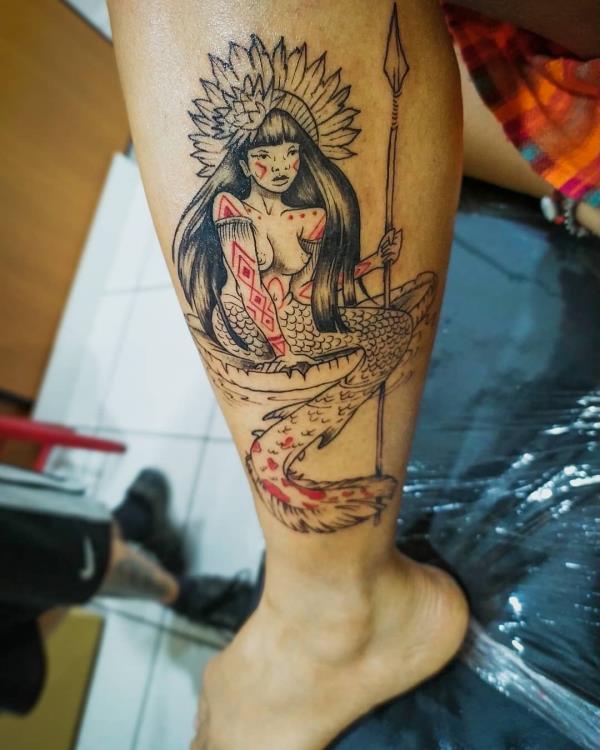 intialaiset tatuointikorut jalassa