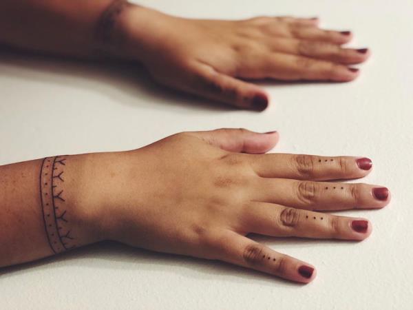intialainen tatuointi kauniisti maalatut kädet