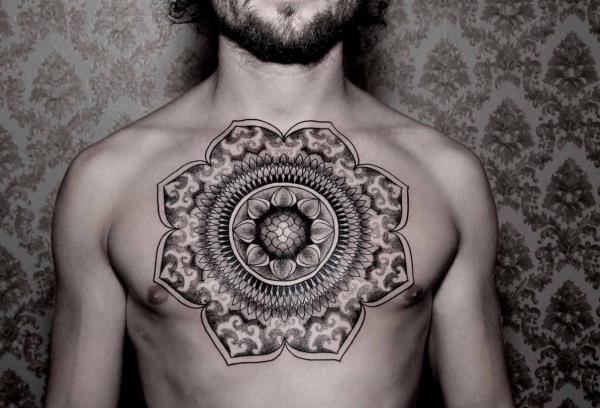 intialainen tatuointi - tatuointi rinnassa