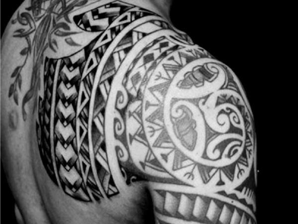 intialainen tatuointi - tatuointi hartioille