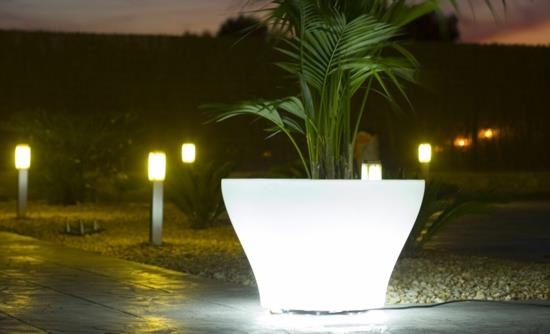 epäsuora valaistus puutarhan kukkaruukun LED -valossa
