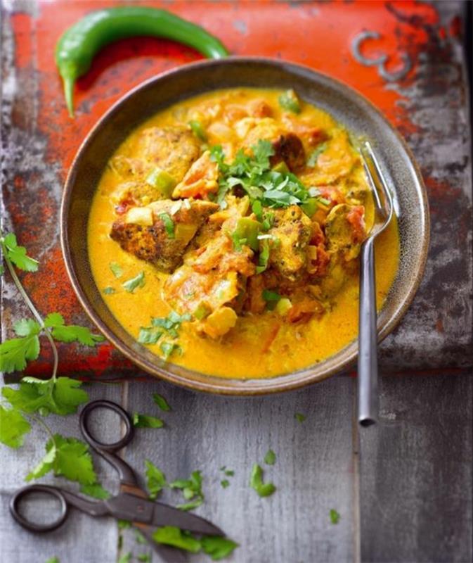 Intialaisia ​​ruokia kurkuma -intialaisen keittiön kanssa