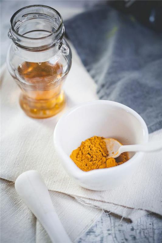 Intialaiset mausteet ostavat kurkumaista teetä hunajalla