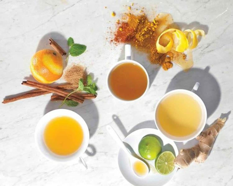 Intialainen mauste sekoittaa inkivääriä kurkuma -teetä sitruunan ja hunajan kanssa