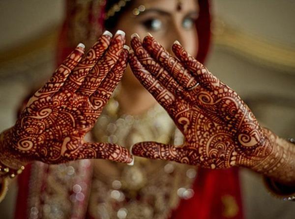 intialainen häät mehndi henna kuvio kädet