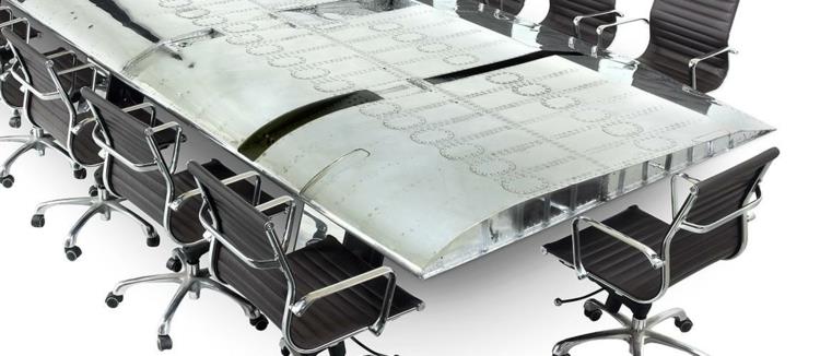 teolliset huonekalut epätavalliset huonekalut toimistokalusteet pöytä B 52 Pommikoneen neuvotteluhuone
