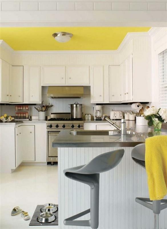 sisustusideoita keltainen katto valkoinen keittiökaapit harmaa baarituoli