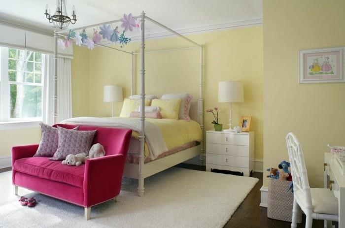 sisustusideoita vaalean keltainen seinäväri makuuhuone valkoinen matto värillinen sohva