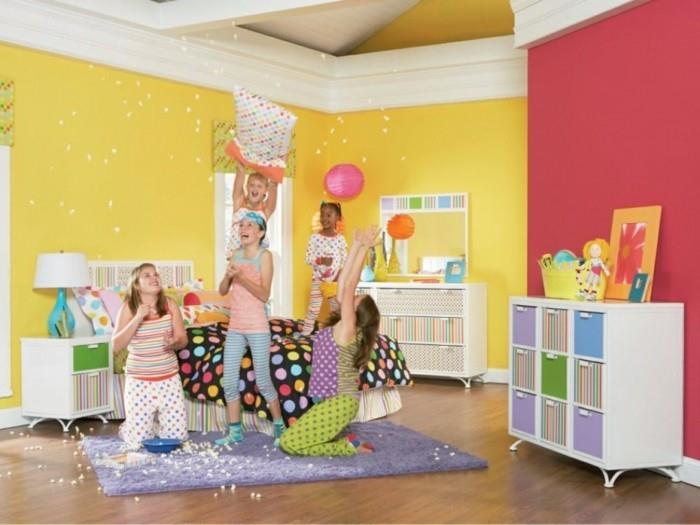 sisustusideoita lastenhuoneen sisustus keltainen aksentti seinä violetti matto