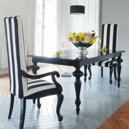 sisustus mustavalkoisilla tuoleilla raidat pöytäkukat